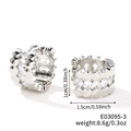 Vista dettagliata di orecchini a cerchio argento, dimensioni 1,5 cm x 1 cm, peso 8,6 g - Bordo Ondulato Largo Pavimentato (E03095-3) / Argento
