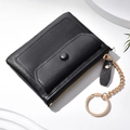 Mini monedero de cuero negro con cadena dorada y bolsillo de presión en fondo blanco - Negro
