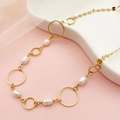 Barokke zoetwaterparelketting met gouden ringen op een elegante roze achtergrond - Goud