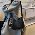Bolso de hombro moderno en cuero sintético negro con colgante de conejo y gran capacidad - Negro Con Colgante De Conejo