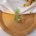 Spilla foglia verde alla moda con perla grigia su vassoio in legno e sfondo seta - Stile Foglia di Ramo di Perla (Z269)