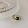 Anello aperto vintage dorato con opale verde quadrato e piccola gemma bianca tonda - Anello Aperto con Pietra Verde e Bianca Dorata (J2581)