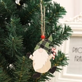 Detail eines hölzernen Wichtel-Anhängers mit Karomuster und Zuckerstange am Weihnachtsbaum - Zuckerstangen-Stil