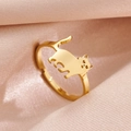 Minimalistischer goldener Katzenring mit Katzen-Silhouette auf rosa Seidenhintergrund - Katzensilhouetten-Stil (294) / Gold