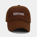 Dettaglio del ricamo NEWYORK su un berretto da baseball in cotone marrone scuro - Regolabile / caffè