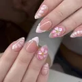 Uñas postizas de almendra rosa con flores 3D cuentas doradas y textura de concha blanca - Estilo Flor Concha Rosa Nude (JP4265)