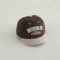 Dettaglio del ricamo Brooklyn e della trama del tessuto a righe del cappello bimbo - 50cm (1-3 anni) / Serie New York-Caffè