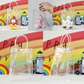 Détail du petit sac cadeau en PVC transparent avec anses pour peluches et jouets - Sacs Fourre-tout Transparents (10 Pièces) / Autre