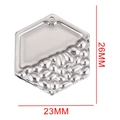 Silberner Hexagon-Anhänger aus Edelstahl mit geprägter Textur, Größe 26mm x 23mm - Vertikales Sechseck Stahlfarben / 26 mm x 23 mm