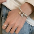 Silbernes Perlenarmband mit Sternen- und Herzanhängern und einer hellblauen Glasperle - Stern Herz Perlen Stil (SL1389)