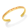 Detailansicht der goldenen C-Manschette mit leuchtend orangen Emaille-Blumenmustern - Orange