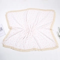 Dettaglio copertina neonato con cuori rosa e delicata bordura con nappe decorative - Cuore