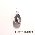 Makroansicht des silbernen Avocado-Anhängers mit 21mm x 11,5mm Größe auf weißem Grund - Silber