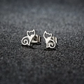 Boucles d'oreilles chat argentées minimalistes avec silhouette creuse et queue en spirale - Chat / Couleur Acier