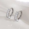 Boucles d'oreilles créoles argentées avec zircons carrés sertis pour un style chic - Or Blanc