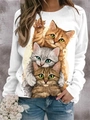 Gros plan d'un sweat blanc avec trois illustrations détaillées de chats sur un mannequin - Motif 5 (Trois Chats Blancs)