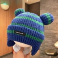 Detail der blau-grün gestreiften Strickmütze für Babys mit Ohrenklappen und Ohrendekor - 45-49cm (8 Monate-3 Jahre) / Königsblau Gestreift