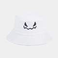 Gros plan sur la broderie de visage de monstre noir sur un chapeau bob blanc - Réglable / Blanc