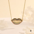 Detail van een ketting met sexy lippenhanger en kleurrijke zirkonia op gouden ketting - Lipvorm Stijl (NE2282-B)