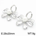 Orecchini a fiocco argento con perle bianche, dimensioni 28x20mm su fondo bianco - Orecchini Color Acciaio (KE115308-KFC)