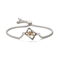 Detailansicht von goldenem Totenkopf mit roten Zirkonia auf verstellbarem Silberarmband - Grobe Edelstahlkette