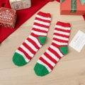 Plüschige Weihnachts-Korallenfleece-Socken in rot-weißen Streifen mit grünem Detail - Einheitsgröße / Klassische rot-weiße Streifen