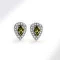 Dettaglio di orecchini in zircone verde oliva a forma di pera con alone d'argento lucido - Argento 925 / Verde Peridoto (Agosto)
