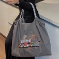 Bolso tote gris de nailon con bordado de dibujos animados y correa tejida con cordón ajustable - Autobús Gris Oscuro