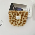 Dettaglio della borsa da trucco in peluche leopardata con etichetta in tessuto bianco - Astuccio per Rossetto / Leopardo Grande Giallo