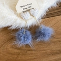 Gros plan sur le pendentif coeur en tissu blanc et le pompon gris-bleu de la boucle - Cœur Blanc Boule de Poils Bleue Style Long