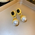 Vintage-Goldohrringe mit schwarzem Edelstein und weißer hängender Perle im Detail - Schwarzer Perlenlaternenstil (40#)