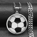 Gedetailleerde macro-opname van de zilveren roestvrijstalen ketting en voetbal hanger - Zilver 60cm