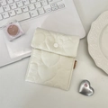 Vue détaillée d'une pochette hygiénique matelassée à cœurs blancs avec bouton pression - Cœur Blanc