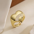Anillo de corazón bañado en oro 18k con circonitas sobre elegante fondo de seda - Anillo Abierto Corazón Pavé Pulido (14570)