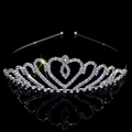 Elegantes silbernes Braut-Tiara mit herzförmigem Strass-Design auf schwarzer Oberfläche - Dreifach-Herzstil (FG067)