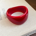 Vue détaillée d'une bague épaisse en acrylique rouge translucide sur un livre - Style Épais (49#) / Rouge
