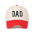 Detail der DAD-Stickerei auf Baumwoll-Basecap mit rotem Schirm und Kontrastfarben - Verstellbar / Rot