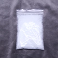 Nahaufnahme von künstlichem Trockenschneepulver in einem Klarsichtbeutel für Weihnachtsdeko - 10g/Packung