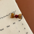 Detail der bernsteinfarbenen Haarspange aus Kunstharz mit France Handmade Aufschrift - Gelb