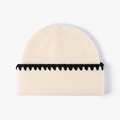 Beige grofgebreide muts met zwart zigzag haakwerk en een brede omslag voor de winter - Eén maat / crème