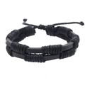 Dettaglio del bracciale in pelle nera intrecciata a mano con chiusura regolabile - Pelle Nera Filo Nero
