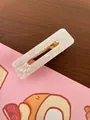 Dettaglio del fermaglio per capelli in acrilico bianco perlato con clip in metallo dorato - Fermaglio Rettangolare Cavo / 6.5cm / Sirena Iridescente (Bianco Perla)