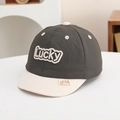 Dettaglio del cappellino da baseball Lucky per bambini con ricamo 3D e visiera - 50cm (1-3 anni) / Verde Militare (Tesa Beige)