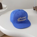 Dettaglio ravvicinato del cappello blu a tesa piatta con ricamo Runners in cotone - 52-54cm (3-8 Anni) / Blu