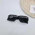 Detalle de gafas de sol rectangulares negras con bisagra de metal de cruz plateada - Negro Brillante