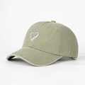 Olijfgroene baseballpet met wit geborduurd hart en duurzame canvas textuur voor unisex - Eén maat / Lichtbeige