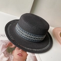 Détail du chapeau de paille noir avec ruban géométrique bleu et blanc et texture tissée - Noir