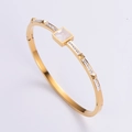 Dettaglio del bracciale placcato oro 18K con madreperla quadrata e pietre di zircone - Oro