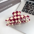 Large hair claw clip with burgundy and beige checkerboard pattern in polished resin - 9.5CM / Burgundy