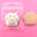 Piumino da cipria Rubycell a forma di zampa di gatto beige con bustina protettiva - Borsa Trasparente Zampa di Gatto Beige